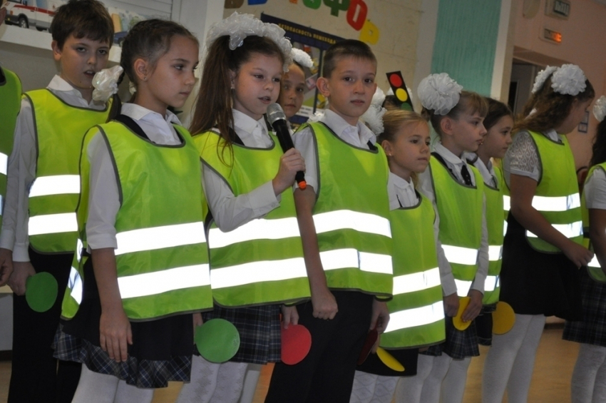 Новороссийские госавтоинспекторы обучают школьников правилам безопасного поведения 