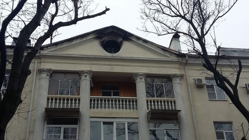 "Залатали дыры» в крыше сгоревшего в Новороссийске дома