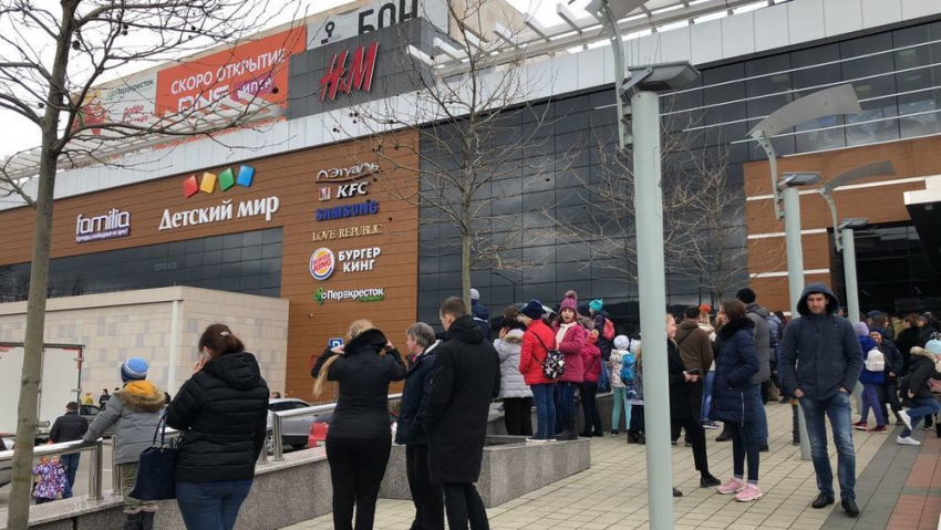 Людей экстренно эвакуировали из торгового центра «Бон Пассаж» в Новороссийске
