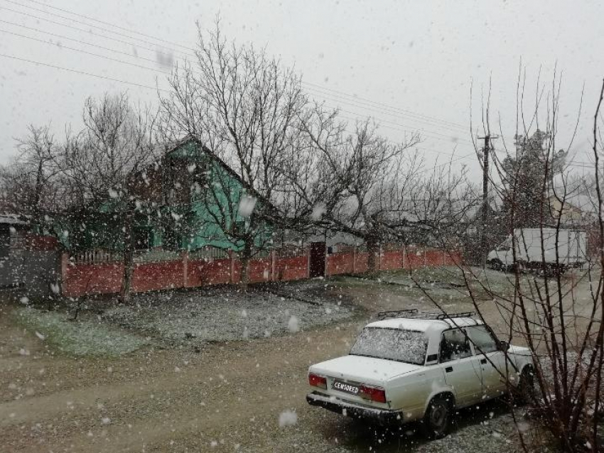 В Новороссийск без предупреждения пришел снег