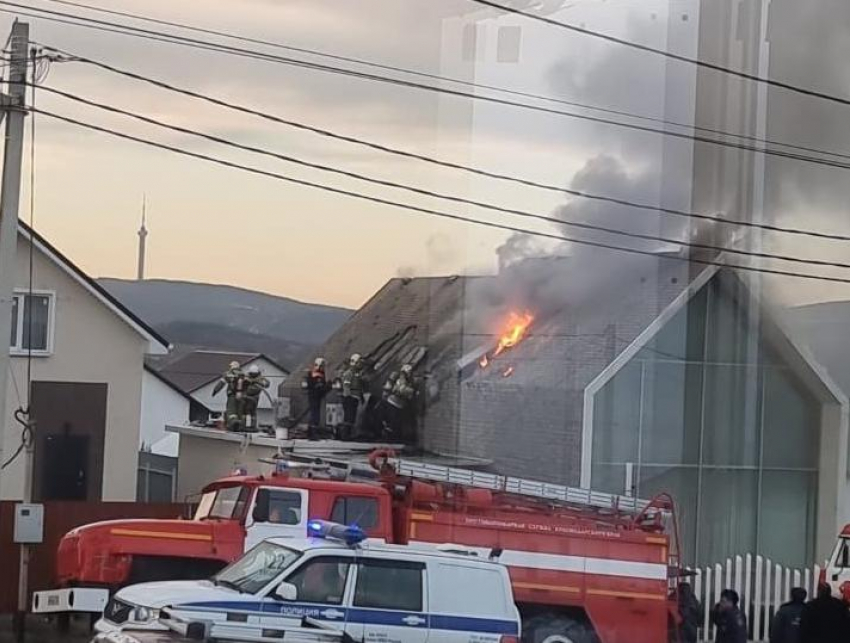 Дым коромыслом: в Борисовке загорелся частный дом 