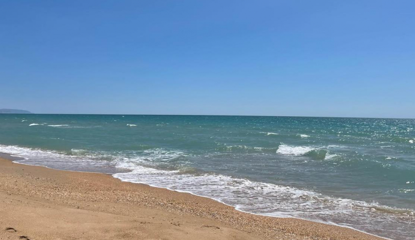10 км пляжей Анапы расчистили от мазута: купаться в море запрещено 