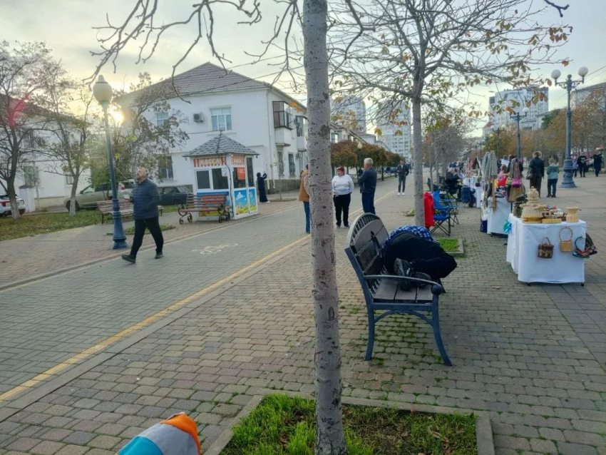 Пьяные новороссийцы устроили сон-час на бульваре Черняховского и перевернули скамейку