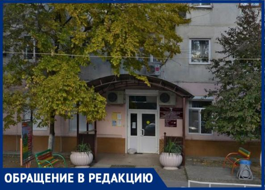 «Как шпроты в банке»: жительница Новороссийска пожаловалась на двухметровые очереди в детской поликлинике 