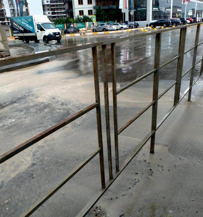 В Новороссийске люди вынуждены шлепать по лужам и грязи вдоль одной из центральных улиц 