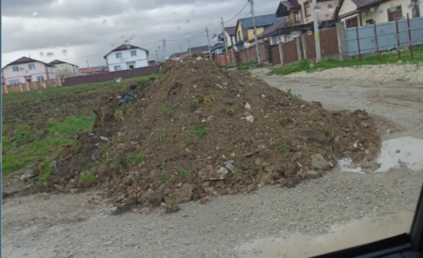 Куча земли и дороги, покалеченные грузовиками: жители Новороссийска негодуют