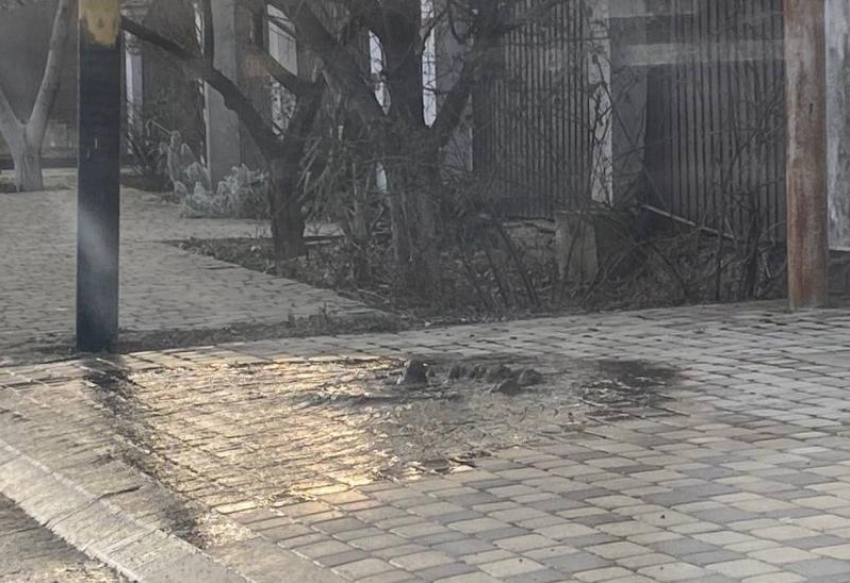 Вонь на три квартала: в Новороссийске «текут» люки, отключают отопление и свет