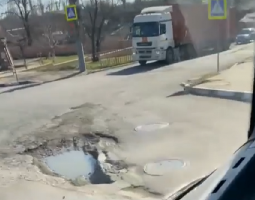 "Яма по колено": новороссийцы помогают чиновникам инспектировать состояние дорог