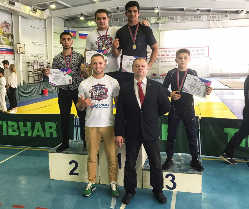 Медали и поздравления: новороссийские спортсмены выступили  на соревнованиях по всестилевому каратэ
