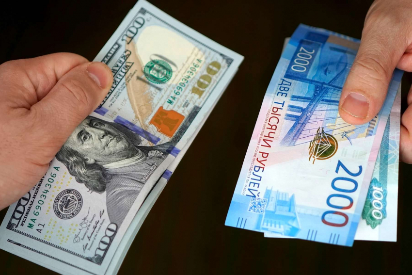 Доллар падает, а рубль укрепляется в карманах новороссийцев 