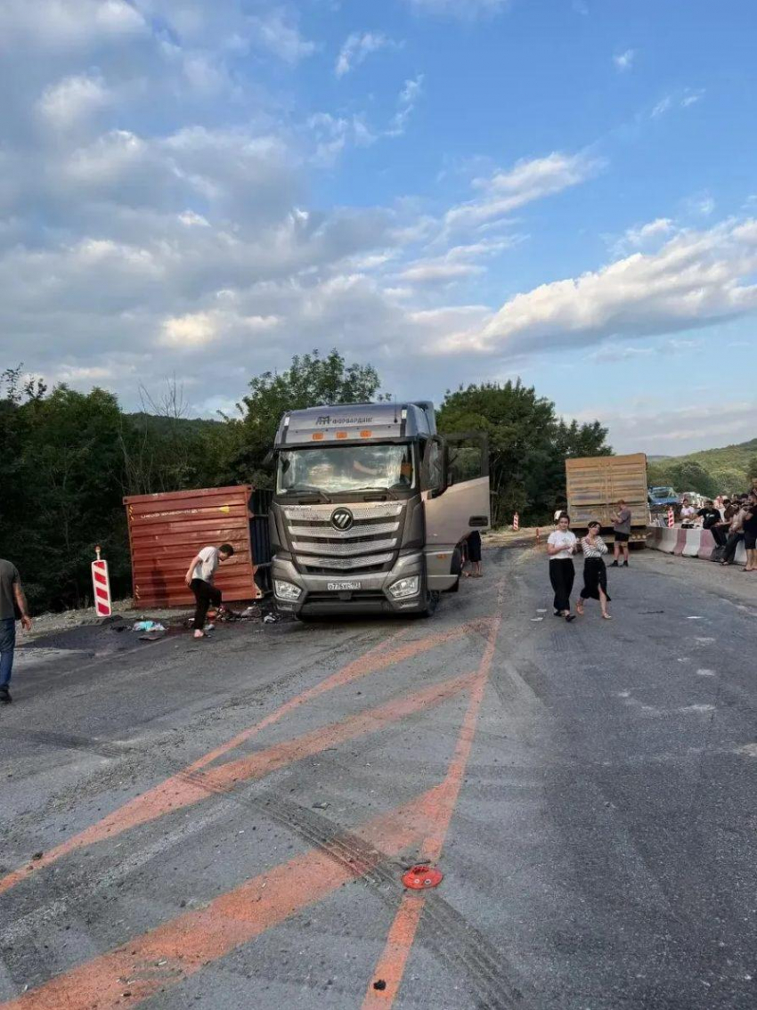 Ночная авария с фурами под Новороссийском раскрыла неожиданный факт