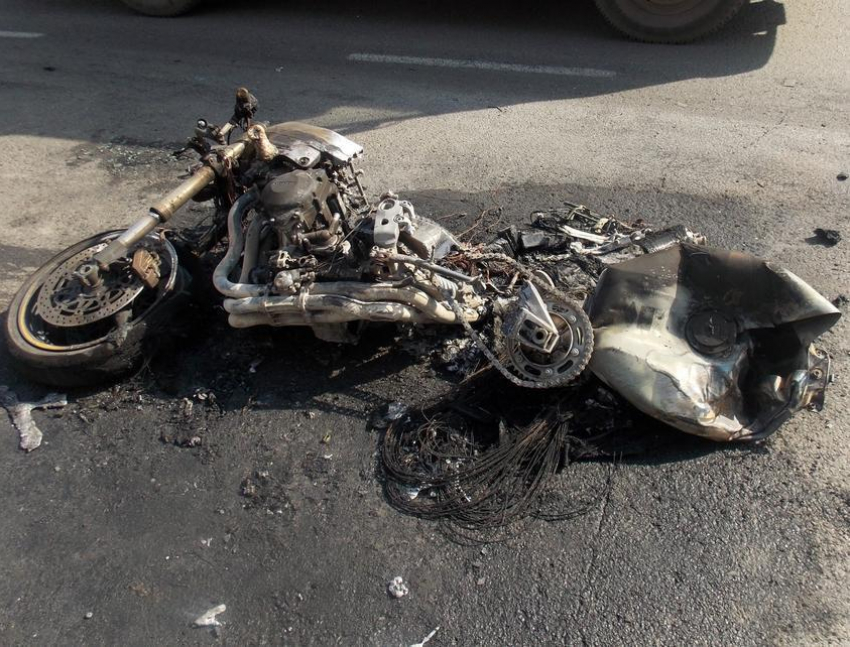 Мотоциклист с пассажиром влетел под грузовик в Новороссийске