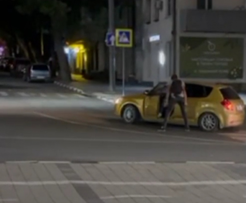 Мужчину в Новороссийске чуть не сбили, а он в ответ решил расколотить окна машины