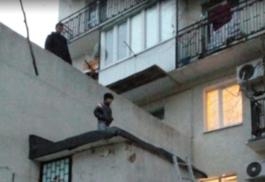 Маленький ребёнок гулял по крыше в Новороссийске