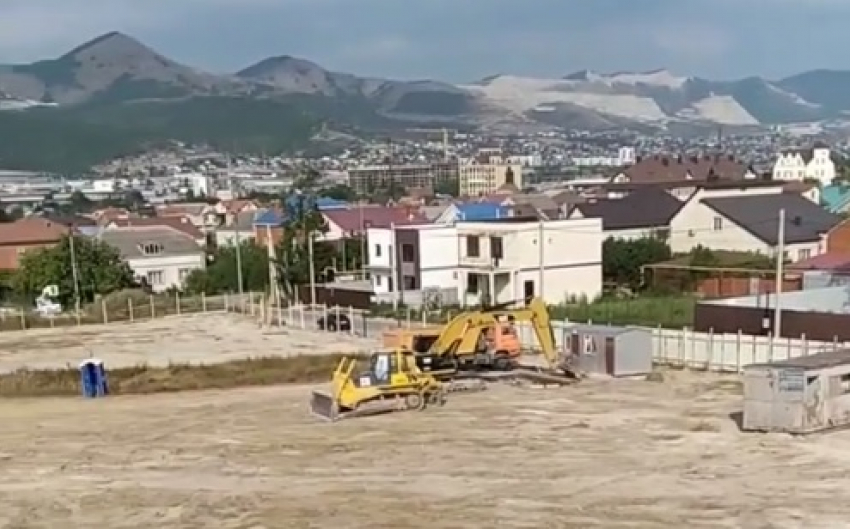 Новороссийцев пугает строительство многоэтажного ЖК в Цемдолине