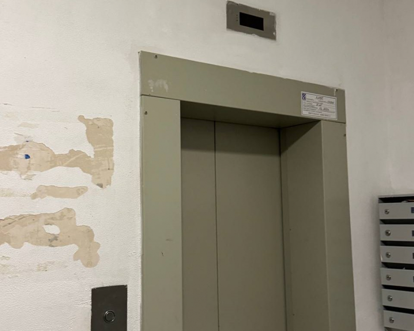 «За что мы платим?»: новороссийцы устали ждать единственного работающего в многоэтажке лифта