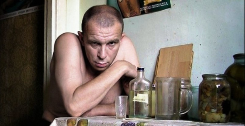 Пьет, значит любит: треть россиян не прочь «опрокинуть» рюмку каждый день