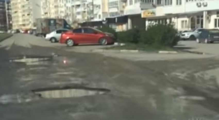 Дороги Новороссийска продолжают быть полосой препятствий для водителей