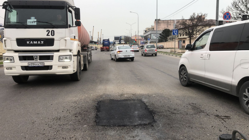 В Новороссийске залатали яму на Мира: надолго ли 