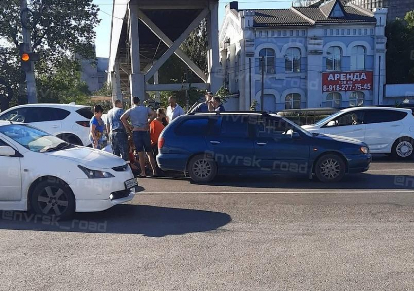 Пролетела несколько метров: девушку сбили на пешеходном переходе в Восточном районе Новороссийска