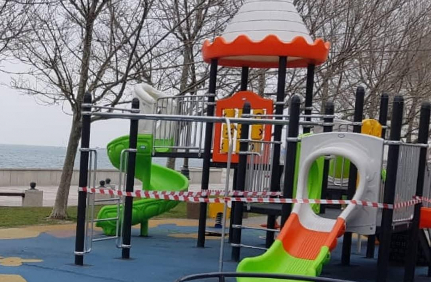Серьезные меры: из-за пандемии в Новороссийске закрыли детские площадки 