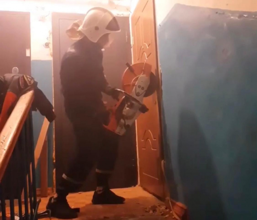 Спасательная операция: сотрудники «Скорой помощи» застряли в квартире у пенсионерки в Новороссийске