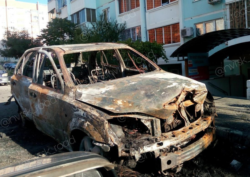 Неизвестные подожгли автомобиль в одном из дворов Новороссийска