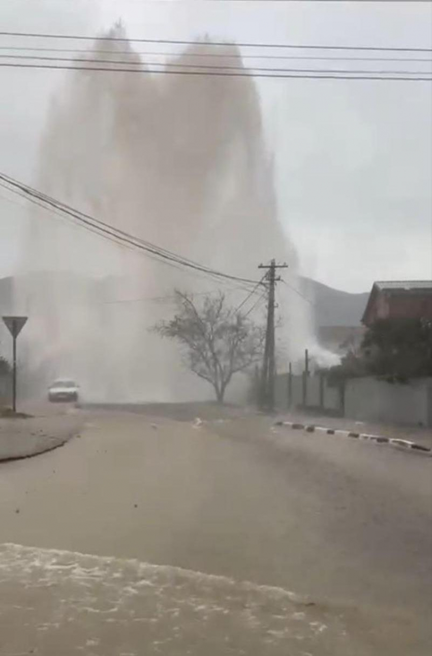Без воды останутся многие: в Новороссийске бьет фонтан 
