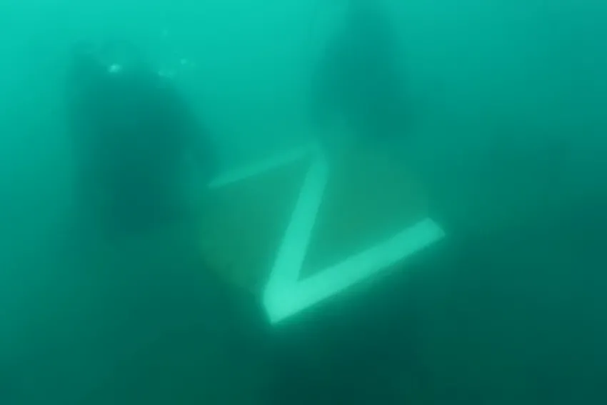 Дайверы установили знак Z на дне Черного моря недалеко от Новороссийска