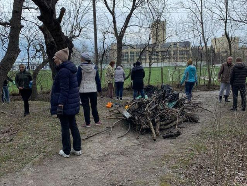 Даже погода не помешала новороссийцам провести субботник в Пионерской роще
