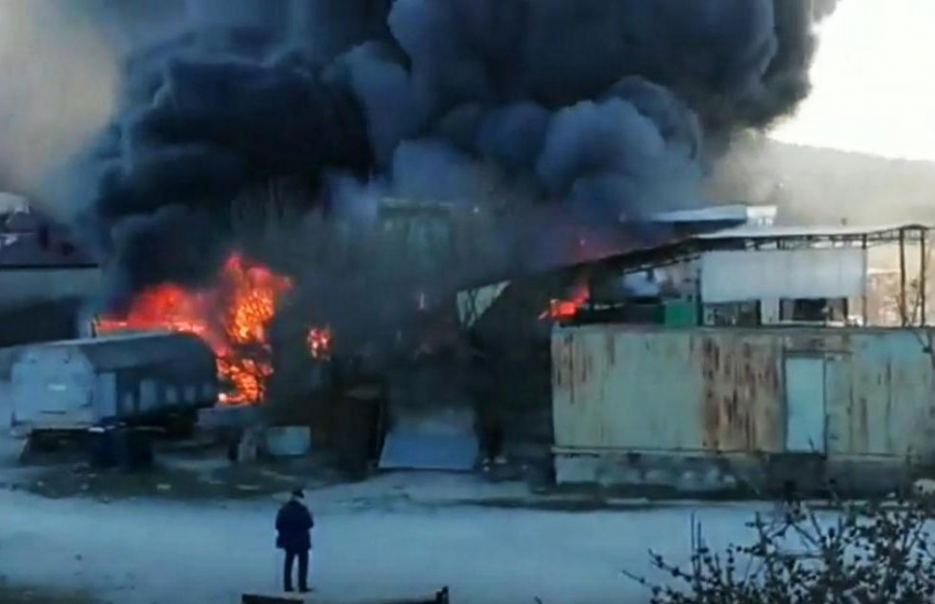 У соседей Новороссийска  сгорели гаражи