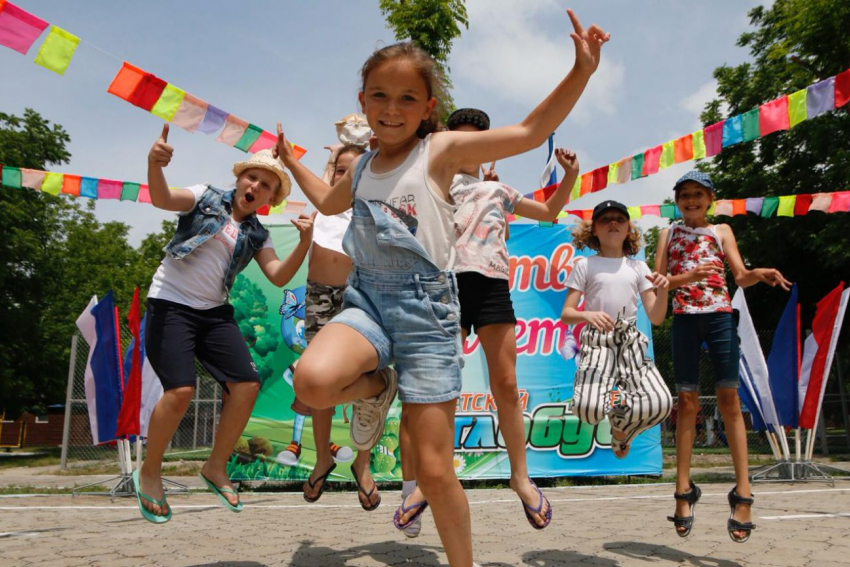 Лето в «Глобусе»: мальчишек и девчонок Новороссийска приглашают в детский оздоровительный лагерь