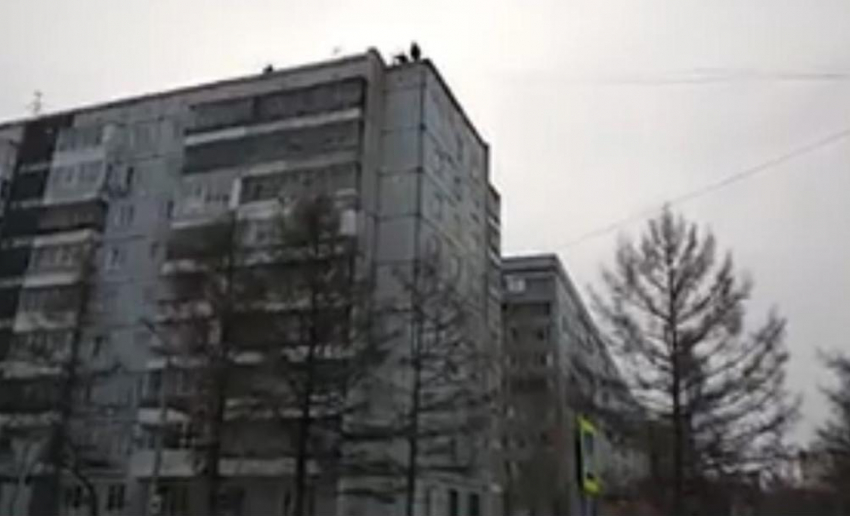 Остатки лифта скинули на припаркованные автомобили в Новороссийске