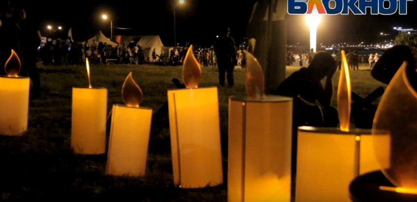 В знак памяти зажгли свечу и встретили «Рассвет» жители Новороссийска