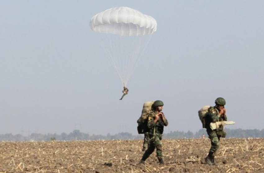 Новороссийские десантники научили египтян прыгать с российским  парашютом