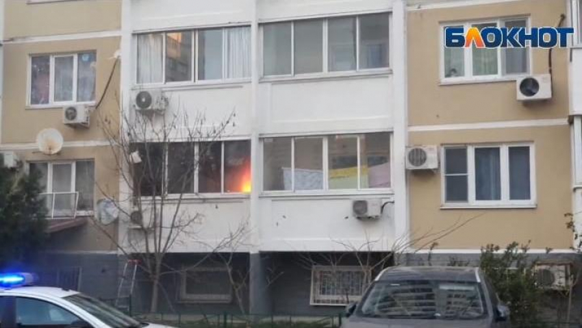 В многоэтажке Новороссийска случился пожар, причины пока неизвестны