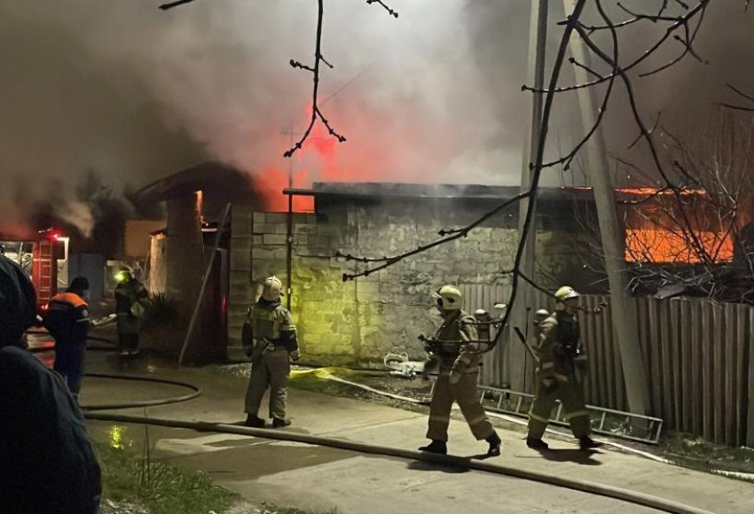 Ночью огонь охватил жилой дом Новороссийска: подробности 