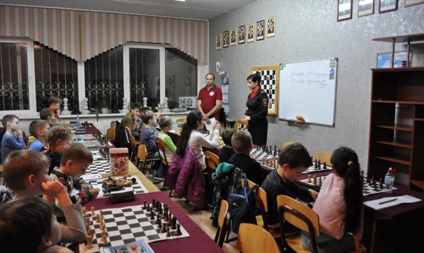Сотрудники ГИБДД сыграли в шахматы с детьми в Новороссийске