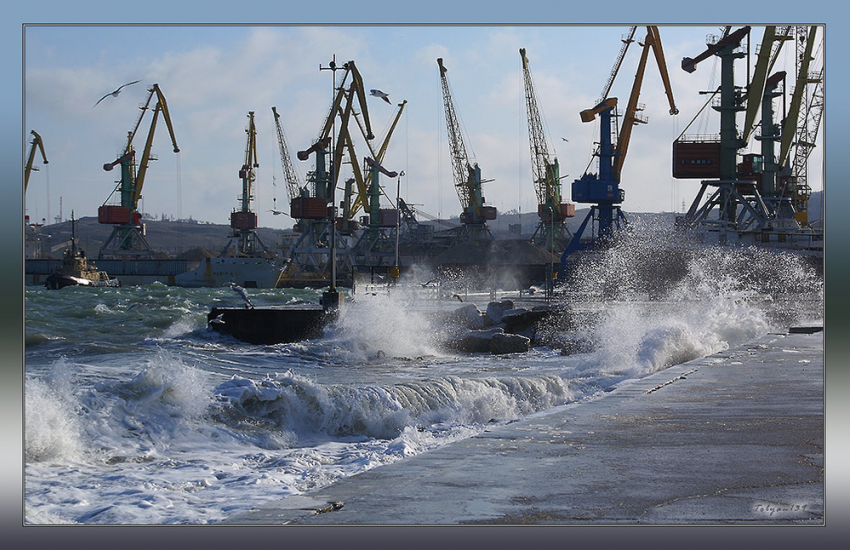  Порт Новороссийска приостановил отгрузку нефти из-за шторма