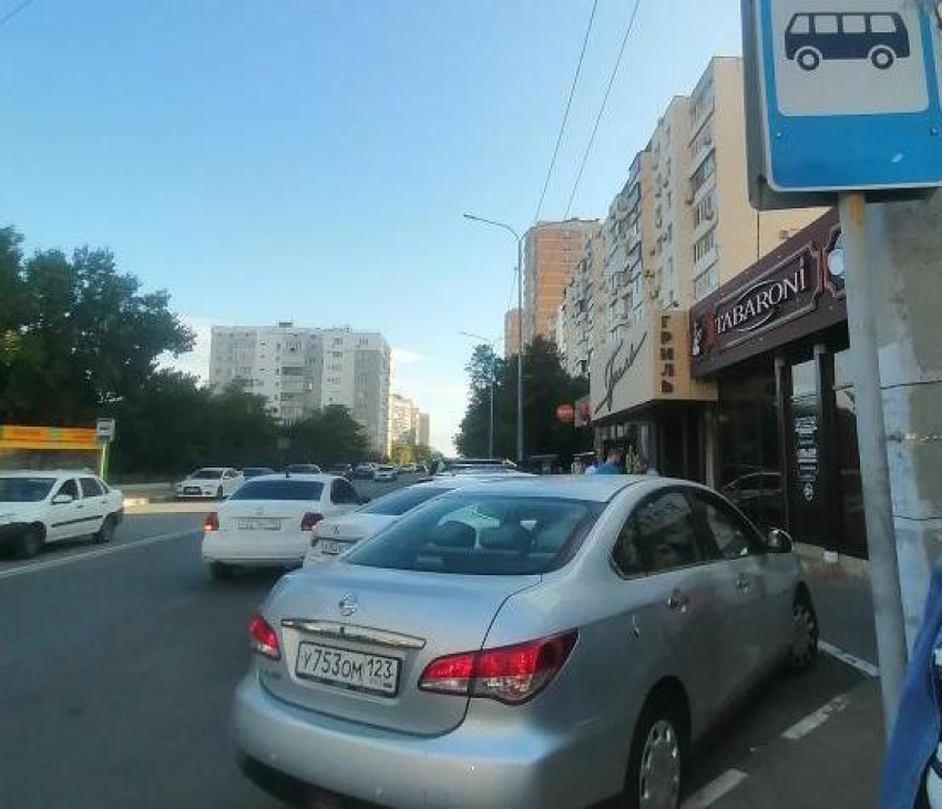 Одна из остановок Новороссийска превратилась в парковку