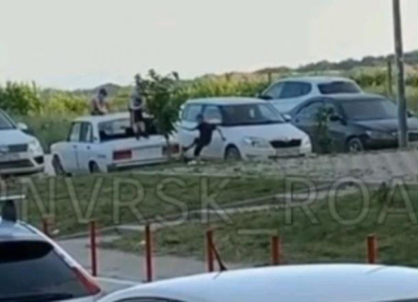 На видео сняли, как дети в Новороссийске атаковали автомобиль