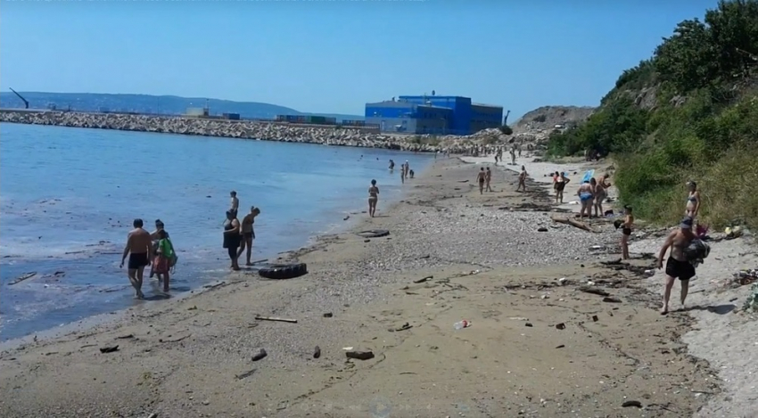 Четыре гигантские волны набросились на берег и унесли вещи в Новороссийске