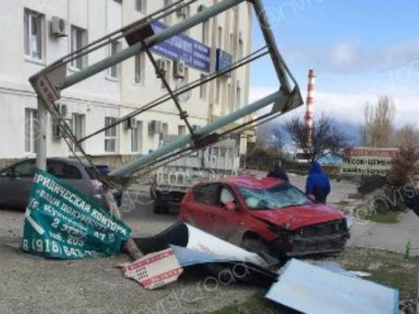В Новороссийске от удара об рекламный щит, у иномарки проломлена крыша