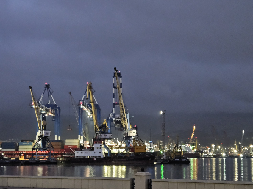 Морской причал под Новороссийском подвергся атаке украинских безэкипажных катеров