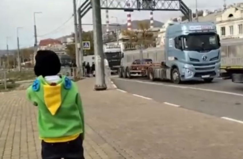 Дети не могут уехать домой: сколько еще новороссийцам терпеть большегрузы? 