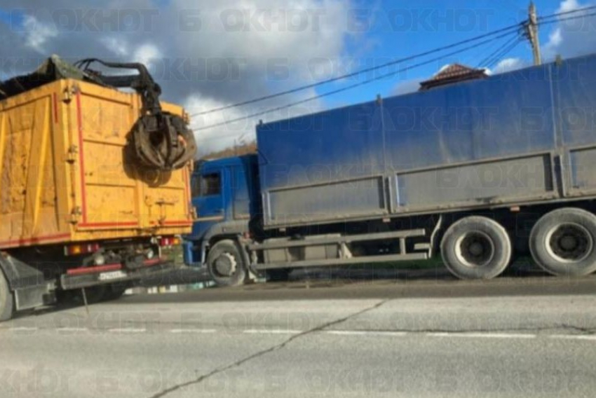 Водителям большегрузов снова пригрозили пальцем в Новороссийске