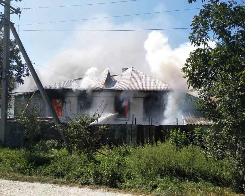 Из-за пожара в пригороде Новороссийска семья осталась без крыши над головой