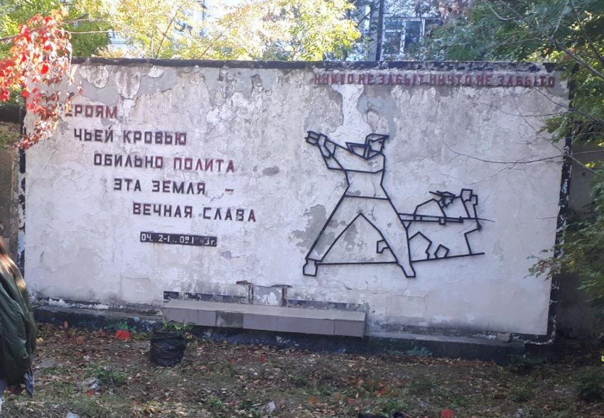 Памятник в Новороссийске, на котором написано «Никто не забыт, ничто не забыто"- говорит об обратном