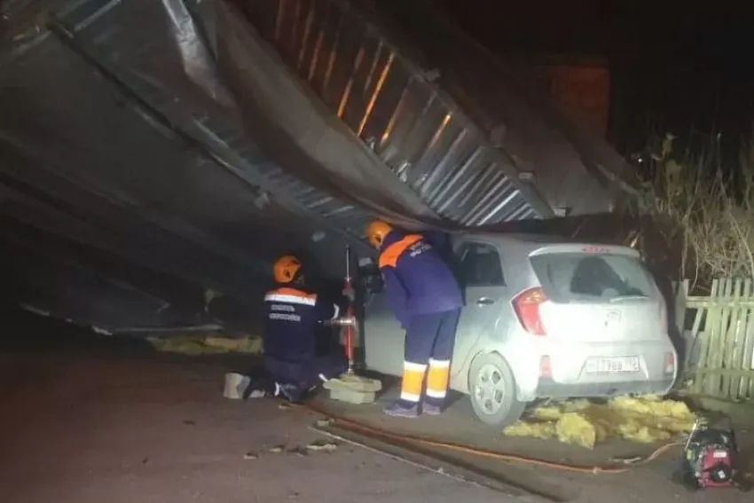 Срывает крышу: В Новороссийске ураганным ветром сорвало кровлю дома, которая упала на автомобиль 