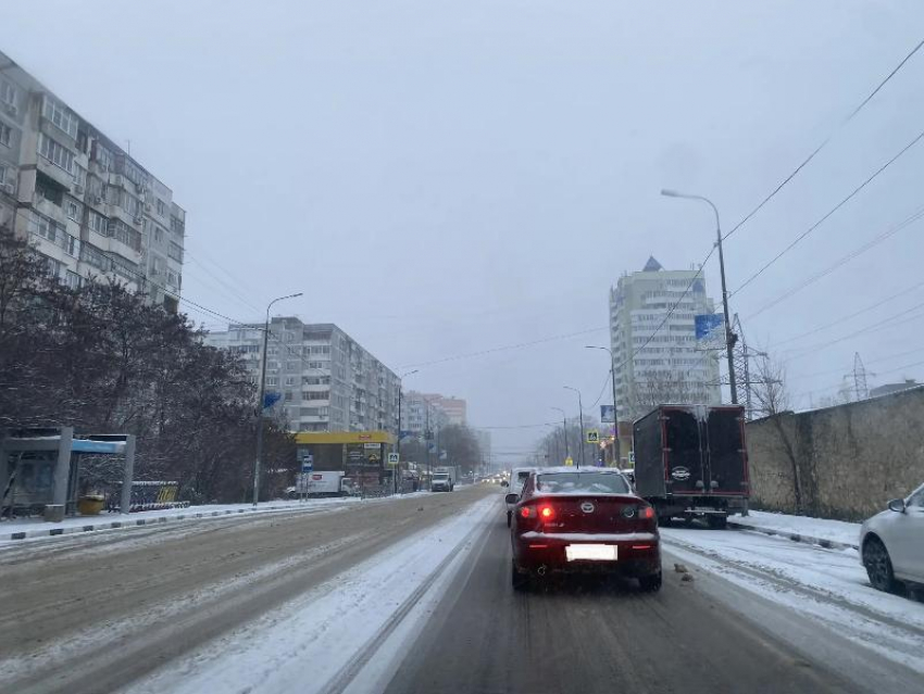 Новороссийцы доскользили до работ и школ, а у коммунальщиков сложилась «нештатная ситуация"